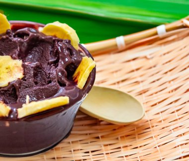 En otantik Brezilya aa 'sı, Euterpe oleracea, minimalist bir kasede muz ve uyumlu bir ortam. Süper gıda enerjisi ve vitaminler