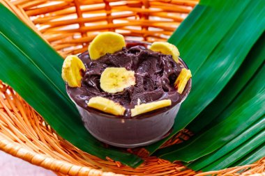 En otantik Brezilya aa 'sı, Euterpe oleracea, minimalist bir kasede muz ve uyumlu bir ortam. Süper gıda enerjisi ve vitaminler