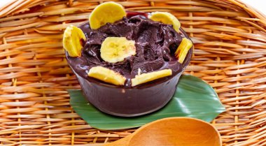 En otantik Brezilya aa 'sı, Euterpe oleracea, minimalist bir kasede muz ve uyumlu bir ortam. Süper gıda enerjisi ve vitaminler