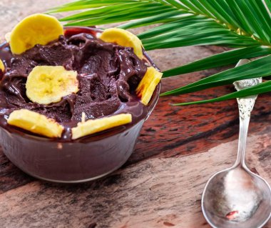 En otantik Brezilya aa 'sı, Euterpe oleracea, minimalist bir kasede muz ve uyumlu bir ortam. Süper gıda enerjisi ve vitaminler