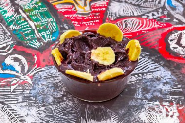 En otantik Brezilya aa 'sı, Euterpe oleracea, minimalist bir kasede muz ve uyumlu bir ortam. Süper gıda enerjisi ve vitaminler