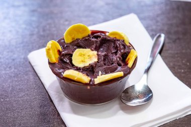 En otantik Brezilya aa 'sı, Euterpe oleracea, minimalist bir kasede muz ve uyumlu bir ortam. Süper gıda enerjisi ve vitaminler