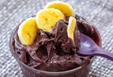 En otantik Brezilya aa 'sı, Euterpe oleracea, minimalist bir kasede muz ve uyumlu bir ortam. Süper gıda enerjisi ve vitaminler