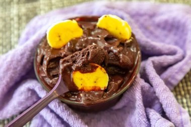 En otantik Brezilya aa 'sı, Euterpe oleracea, minimalist bir kasede muz ve uyumlu bir ortam. Süper gıda enerjisi ve vitaminler