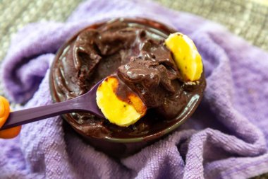 En otantik Brezilya aa 'sı, Euterpe oleracea, minimalist bir kasede muz ve uyumlu bir ortam. Süper gıda enerjisi ve vitaminler