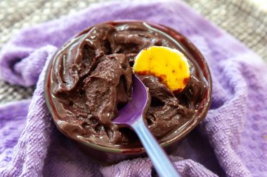 En otantik Brezilya aa 'sı, Euterpe oleracea, minimalist bir kasede muz ve uyumlu bir ortam. Süper gıda enerjisi ve vitaminler