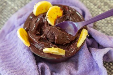 En otantik Brezilya aa 'sı, Euterpe oleracea, minimalist bir kasede muz ve uyumlu bir ortam. Süper gıda enerjisi ve vitaminler