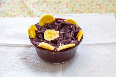 En otantik Brezilya aa 'sı, Euterpe oleracea, minimalist bir kasede muz ve uyumlu bir ortam. Süper gıda enerjisi ve vitaminler