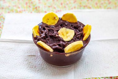 En otantik Brezilya aa 'sı, Euterpe oleracea, minimalist bir kasede muz ve uyumlu bir ortam. Süper gıda enerjisi ve vitaminler