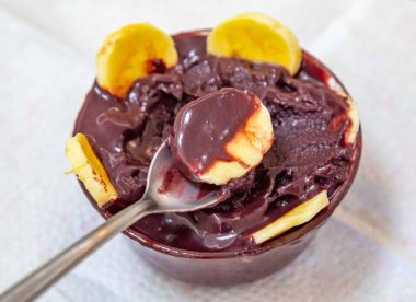 En otantik Brezilya aa 'sı, Euterpe oleracea, minimalist bir kasede muz ve uyumlu bir ortam. Süper gıda enerjisi ve vitaminler