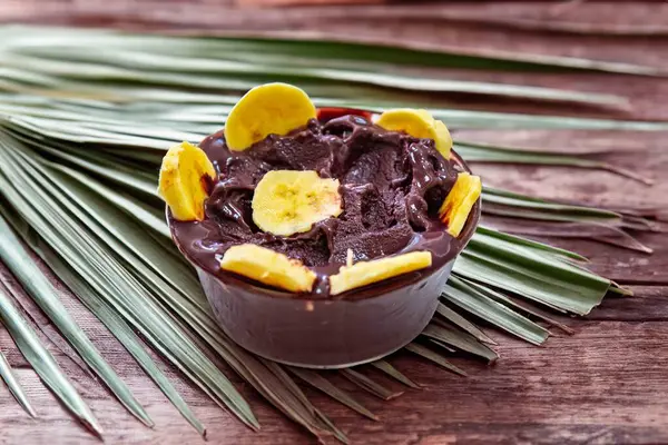 En otantik Brezilya aa 'sı, Euterpe oleracea, minimalist bir kasede muz ve uyumlu bir ortam. Süper gıda enerjisi ve vitaminler