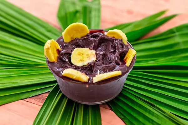 En otantik Brezilya aa 'sı, Euterpe oleracea, minimalist bir kasede muz ve uyumlu bir ortam. Süper gıda enerjisi ve vitaminler