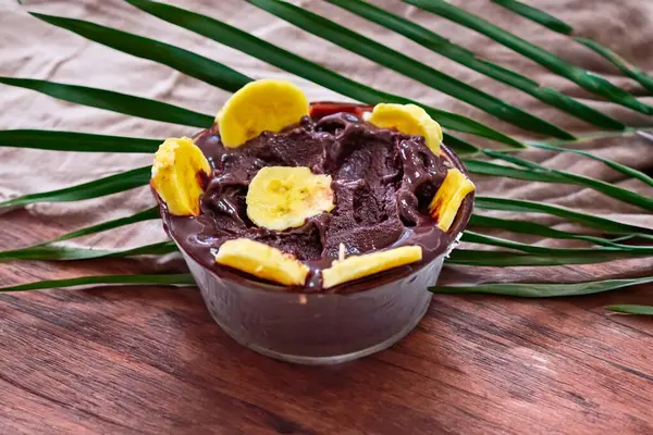 En otantik Brezilya aa 'sı, Euterpe oleracea, minimalist bir kasede muz ve uyumlu bir ortam. Süper gıda enerjisi ve vitaminler