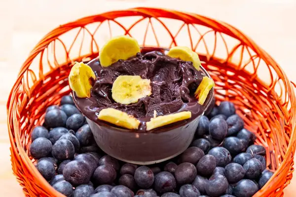 En otantik Brezilya aa 'sı, Euterpe oleracea, minimalist bir kasede muz ve uyumlu bir ortam. Süper gıda enerjisi ve vitaminler