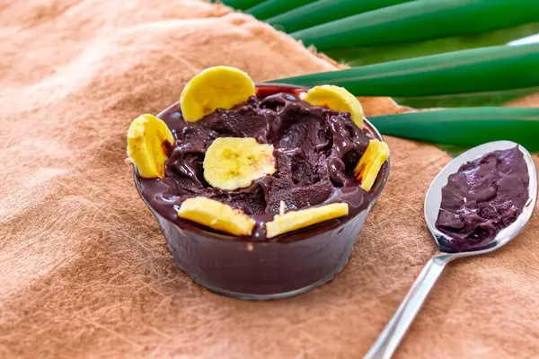 En otantik Brezilya aa 'sı, Euterpe oleracea, minimalist bir kasede muz ve uyumlu bir ortam. Süper gıda enerjisi ve vitaminler