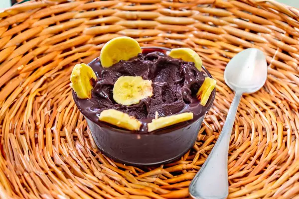 En otantik Brezilya aa 'sı, Euterpe oleracea, minimalist bir kasede muz ve uyumlu bir ortam. Süper gıda enerjisi ve vitaminler