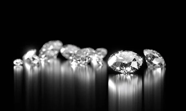 Skupina Diamantů Umístěná Lesklém Pozadí Vykreslování Soft Focus — Stock fotografie
