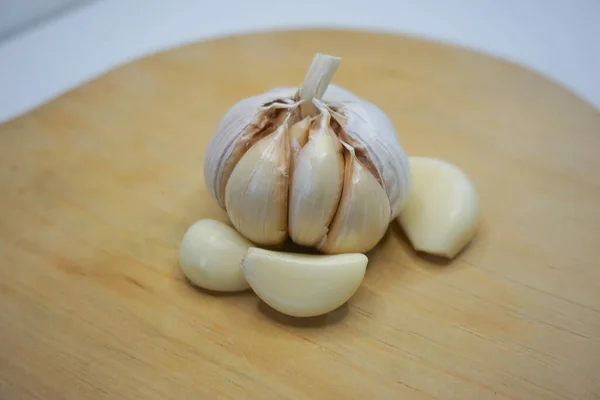 Garlic Garlic Cloves Wooden Chopping Board Garlic Product Photo Photo — Stock Photo, Image