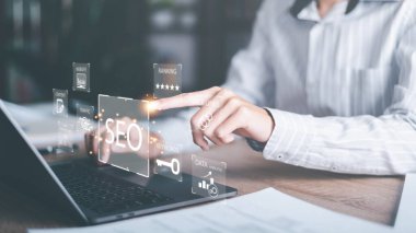 Marketer holding pointing to icon and shows SEO concepts, optimization analysis tools, search engine rankings, social media sites based on results analysis data,Ranking the best sites for search