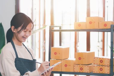 Startups or small entrepreneurs,Check orders and product stock,prepare to ship the product box,order management in online stores, shopping on internet,Selling online on the Internet,SME,e-commerce,