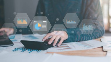 Analist, kurumsal stratejiyi analiz etmek ve geliştirmek, mali ve pazarlama belgelerini yönetmek, yıllık bütçe hesaplarını güncellemek, iş veri analizi kavramını geliştirmek ve iş istatistikleri raporlarını okudu