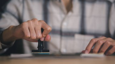 İş adamı iş belgeleri ve anlaşmaları onaylar ve yönetir, sözleşme belgelerinin onaylanması veya garanti belgesi imzalanması, onay damgası