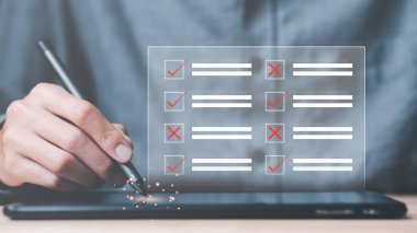 Sanal simgeler, değerlendirme kutuları, veri analiz süreci, onay öncesi kalite değerlendirmesi, anket, çevrimiçi anket veya test, değerlendirme, kontrol listesi fikirleri gösteren iş adamı