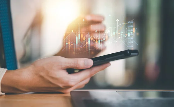 Grafik raporu ve borsa istatistikleri, analiz ve kurumsal stratejinin geliştirilmesi, finans ve yatırım kavramı, istatistik ve veri kavramlarını okuyan işadamı