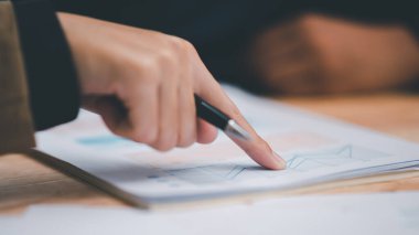 İş adamları kurumsal stratejiyi analiz etmek ve geliştirmek, mali ve pazarlama belgelerini yönetmek, yıllık bütçe hesaplarını güncellemek, şirket büyüme verilerini güncellemek amacıyla iş istatistikleri raporlarını okurlar.