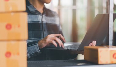 Startup or small business entrepreneur,Check sales and check business growth reports,order management in online stores,shopping on the internet,Selling online on Internet,SME,shipping boxes,e-commerce
