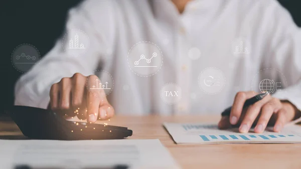 İş adamı raporları, grafikler ve grafikler, iş istatistikleri okur ve iş büyümesini, analizi ve kurumsal strateji, istatistik ve veri kavramlarının geliştirilmesini hesaplayan bir hesap makinesi kullanır. 