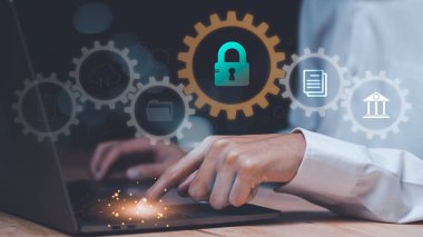 Anahtar simgesi ile veri erişim korumasını gösteren, verileri hırsızlıktan koruyan, güvenli giriş yetkisi, siber güvenlik, dijital güvenlik kilidi veya şifreleme, virüs koruması ve güvenlik alarmlarını koruyan bir adam