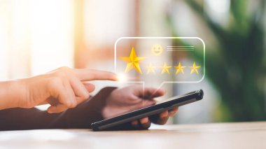 Erkek tüketiciler memnuniyetlerini, değerlendirme işindeki başarılarını, Müşteri Deneyimi Anketi Konseptlerini, Hizmetleri ve Ürünleri ve Müşteri İlişkileri, Çevrimiçi derecelendirme ve değerlendirmeleri, Kalite Değerlendirme uzmanlarını derecelendirirler