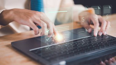 operatör anket konusuna işaret koyuyor, personelin kalite ve verimliliğinin denetlenmesi ve değerlendirilmesi, kontrol işaretleri ve kutular ile denetim listesi, çevrimiçi kalite değerlendirmesi, Ölçücüler için nitelik