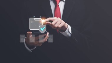 Kalite değerlendirme yönetimi Bir kontrol listesi, muhasebe belgeleri, denetçi, ERP belge sistemi yönetimi, iş belgesi değerlendirme süreci, belge katlama ile çalışan ofis çalışanı