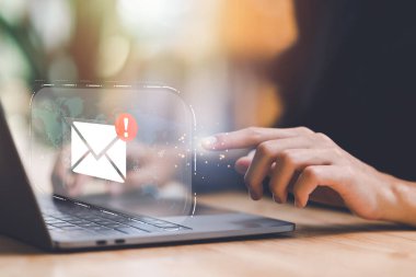 adam tabletten elektronik posta, e-posta pazarlaması ve haber bülteni konsepti, e-posta iletileriyle dijital iletişim, e- posta simgesi ile ileti gönderme ve alma, bildirim