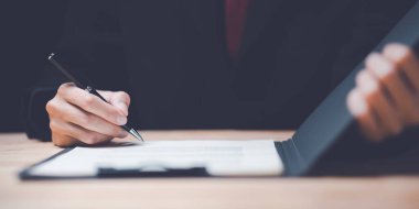 İş sözleşmesi onayı, sözleşme belgeleri onaylama veya garanti belgesi imzalama, istihdam fikri, proje gözden geçirme, iş sözleşmesi, işadamı imzası, anlaşmaya varma