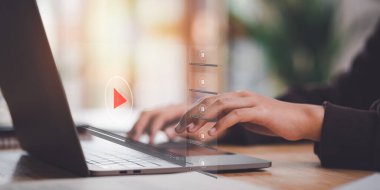 İnternet iletişim konsepti, webinars ve online videolar, multimedya veri bağlantısı, kablosuz teknoloji, eğitim, öğrenme, öğretim, İnternet üzerinden çevrimiçi izleme videoları