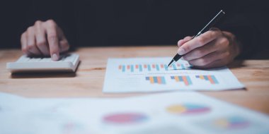 İş adamı grafik raporu ve iş istatistikleri grafikleri, analiz ve kurumsal stratejinin iyileştirilmesi, İstatistik ve Veri Kavramları, yıllık bütçe hesaplarının güncellenmesi, iş büyüme grafiği