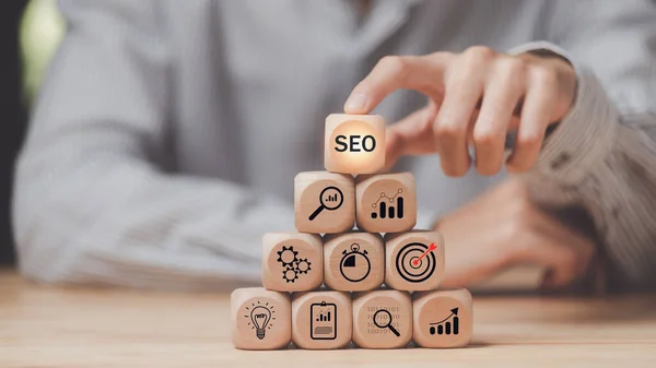 SEO kavramı, optimizasyon analiz araçları gösteren pazarlamacı, arama motoru sıralamaları, sonuç analiz verilerine dayalı sosyal medya siteleri, web sitesi arama optimizasyonu, ziyaretçilerden ilginç web sıralamaları