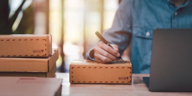 Küçük işletme girişimcisi, teslimat için müşterinin adresini yazın, çevrimiçi mağazalarda sipariş yönetimi, İnternet üzerinden alışveriş, İnternet üzerinden satış, KOBİ, e-ticaret