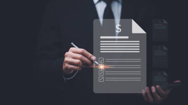 Finans belgelerini kontrol eden bir işadamı, muhasebeci denetleme belgeleri, kalite değerlendirme yönetimi Bir kontrol listesi, iş belgesi değerlendirme süreci ile, operatör anket konusu üzerinde iz bırakır