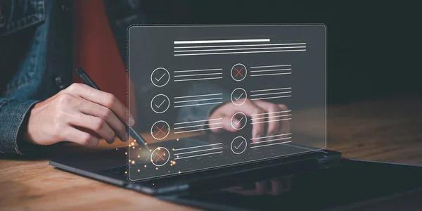 operatör anket konusuna işaret koyuyor, fikir ve kalite anketleri veya memnuniyet sunmak için onay kutusu, kalite denetimi, kontrol listesi fikirleri, cevaplama anketleri, Çevrimiçi Değerlendirme