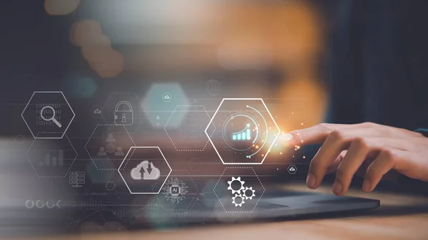 Grafik raporu ve iş istatistikleri, bilgi teknolojisi yönetim sistemi, büyük veritabanlarına bağlı iş analizleri, iş büyüme grafiği, istatistik ve verileri okuyan işadamı 
