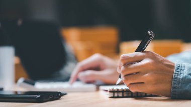 Girişimci rakamları, kar ve zarar tablosunu hesaplamak için bir hesap makinesi kullanıyor. Şirket performansı, maliyet analizi, mali evraklar, iş hesapları, yıllık bütçe planlaması