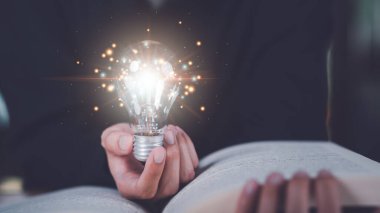 Yeni fikirler ve yenilik kavramı, iş adamlarında yenilikçi fikir, yaratıcılığı modern teknolojiye bağlamak, iş problemlerini çözmek için yeni çözümler bulmak, yaratıcılığı bulmak. 