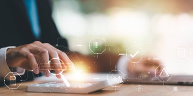 Sayı hesaplamak, şirketin performans, maliyet analizi, mali evrakları, hesaplama iş bilançosu ve zarar tablosunu analiz etmek ve incelemek için hesap makinesi kullanan bir işadamı