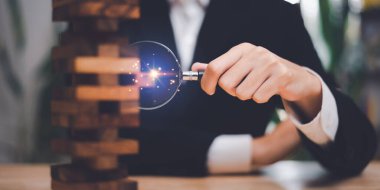 Ticari riskleri araştırmak için bir büyüteç kullanan işadamı, mali risk yönetimi konsepti, İş Yatırım Fizibilite Değerlendirmesi, Hatalı koruma, ticari çıkarların korunması