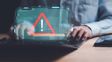 Programcı ve sanal simgeler, ünlem işareti, alarm, bilgisayar virüsü tespit edildi, tehlike uyarı kavramı veya acilen düzeltilmesi ve onarılması gereken bilgi hatası, güvenlik sorunları bildirimi