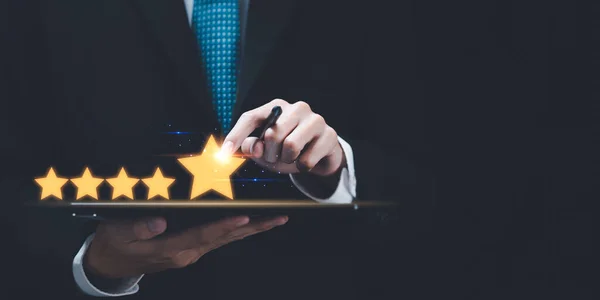 Müşteri memnuniyeti değerlendirmesi anket konsepti, erkek tüketicilerin görüşü, ve memnuniyetlerini değerlendirdi, onları İnternet üzerinden değerlendirdi ve değerlendirdi, iş başarısını değerlendirdi, hizmet alanında mükemmelliği 